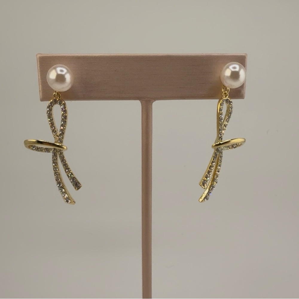 CZ & Pearl Drop Earrings NEW! Gold In Color Perfect For Any Occasion - Picture 3 of 9